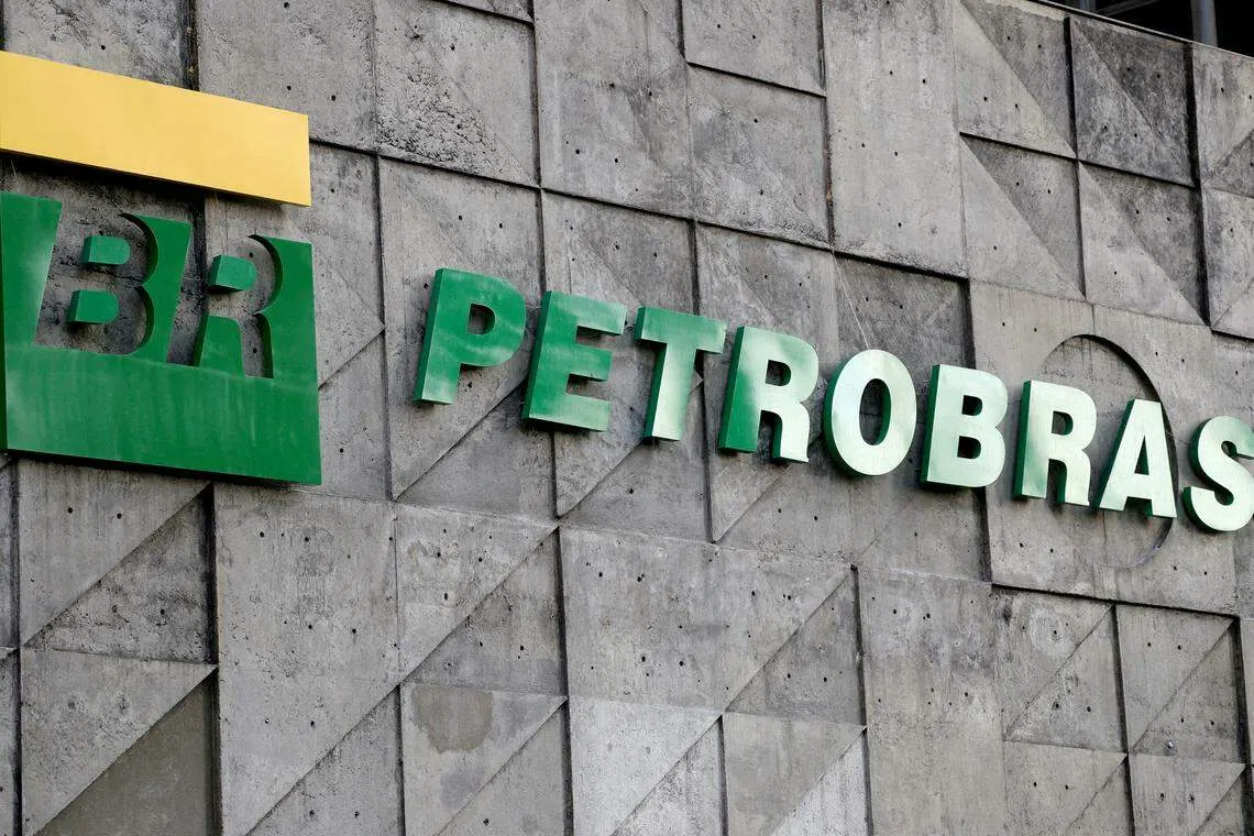 Overall, the number of board seats held by the state is unchanged, and the balance of power between the government and market shareholders in Petrobras was not modified.