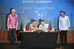 Singapore's Minister for Trade and Industry Gan Kim Yong (centre left) and Malaysia's Minister of Economy Mohd Rafizi Ramli (centre right) signing a memorandum of understanding on Thursday to work on the Johor-Singapore Special Economic Zone. Singapore Prime Minister Lee Hsien Loong (far left) and Malaysian Prime Minister Anwar Ibrahim (far right) witness the signing.