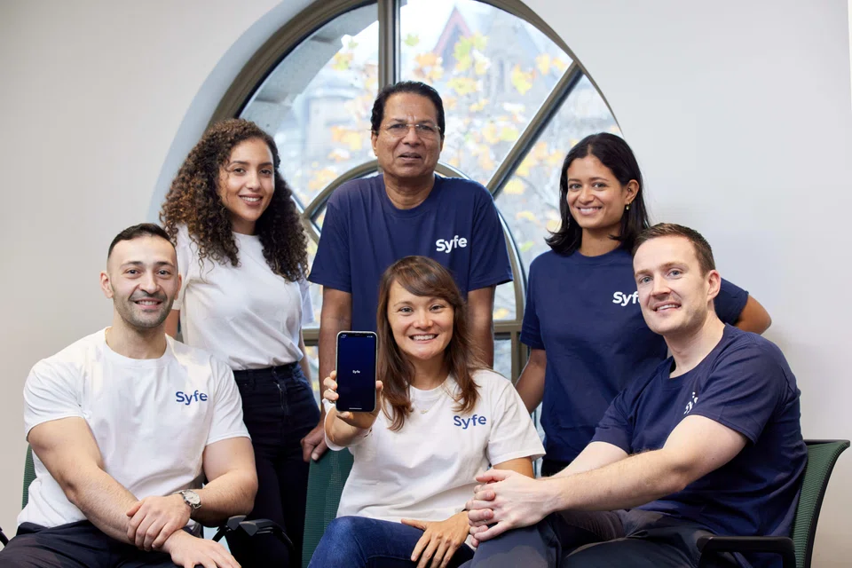 Syfe's Chief Business Officer, Samantha Horton (front middle), and Australia General Manager, Tim Wallace (front right), with members of the Syfe Australia team. 