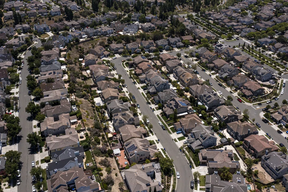US house prices are likely to fall as mortgage rates exceeding 6 per cent crimp affordability for the average buyer, according to Capital Economics. 