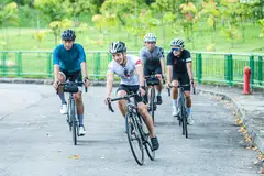 Prudential Singapore employee Caleb Seow
(second from left) and other participants getting
hands-on training at the PRURide Seeker’s
Society cycling clinics.