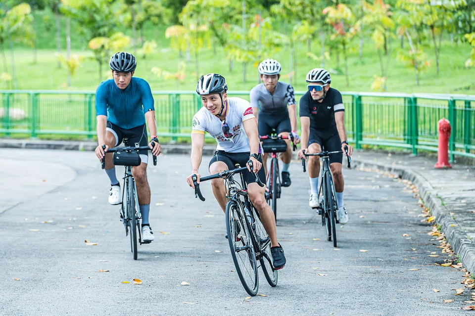 Prudential Singapore employee Caleb Seow
(second from left) and other participants getting
hands-on training at the PRURide Seeker’s
Society cycling clinics.