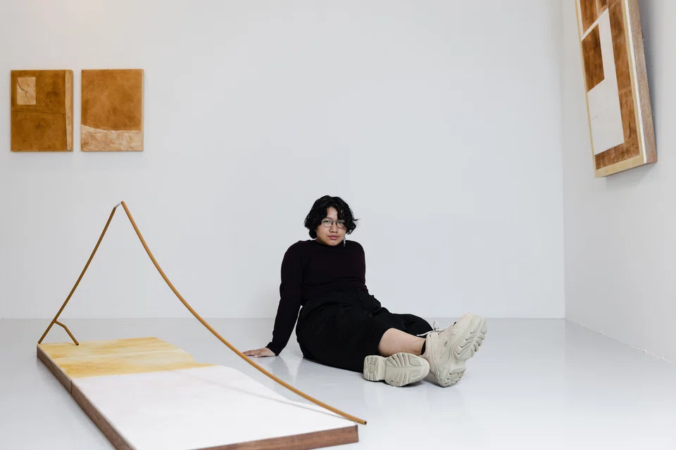 Aki Hassan's solo debut at Yeo Workshop celebrates the close friendships that help trans people heal from their traumas.