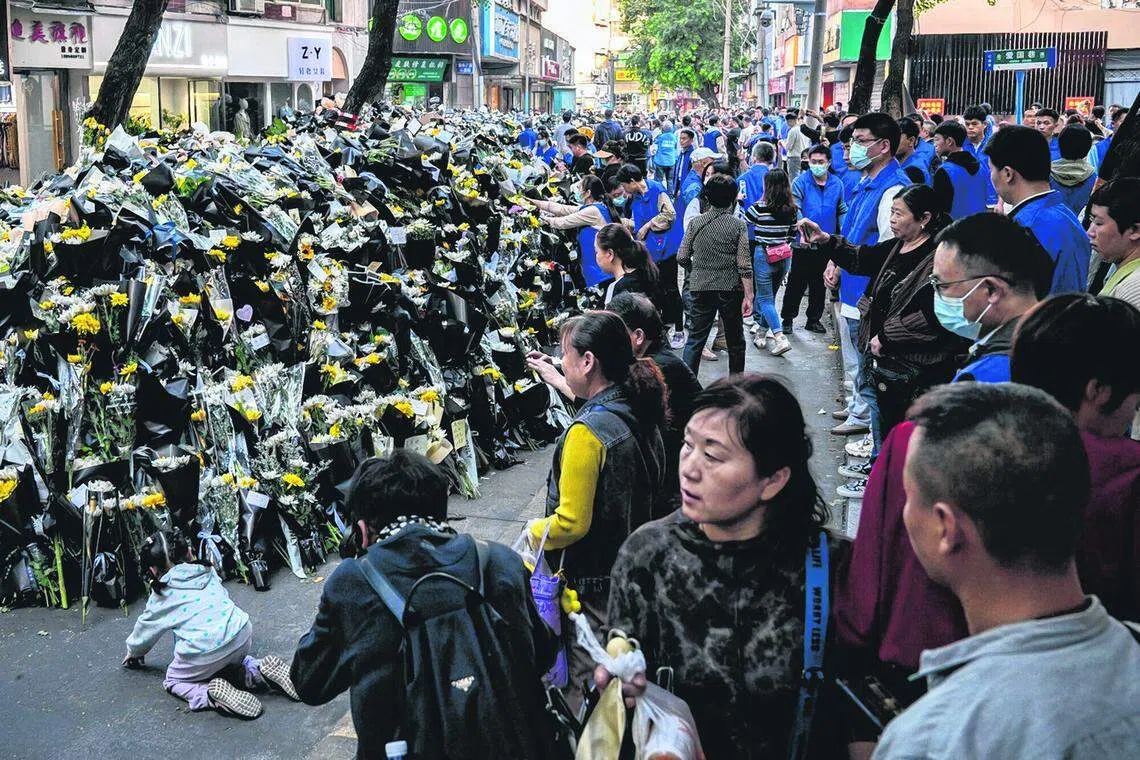 Mourners pay their respects in front of the childhood home of former Chinese Premier Li Keqiang in Hefei, Anhui province, China, Oct 31, 2023. 