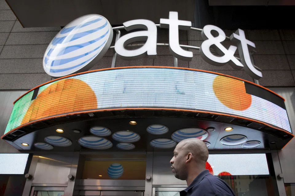 AT&T’s promotional offers on smartphones and wireless plans helped it add 708,000 net new monthly bill paying wireless phone subscribers.