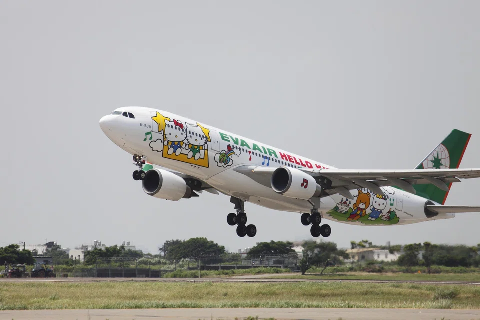 Taoyuan Union of Pilots says Eva Airways has not raised salaries enough and has been recruiting foreign pilots to fill manpower shortages without adhering to the law. 