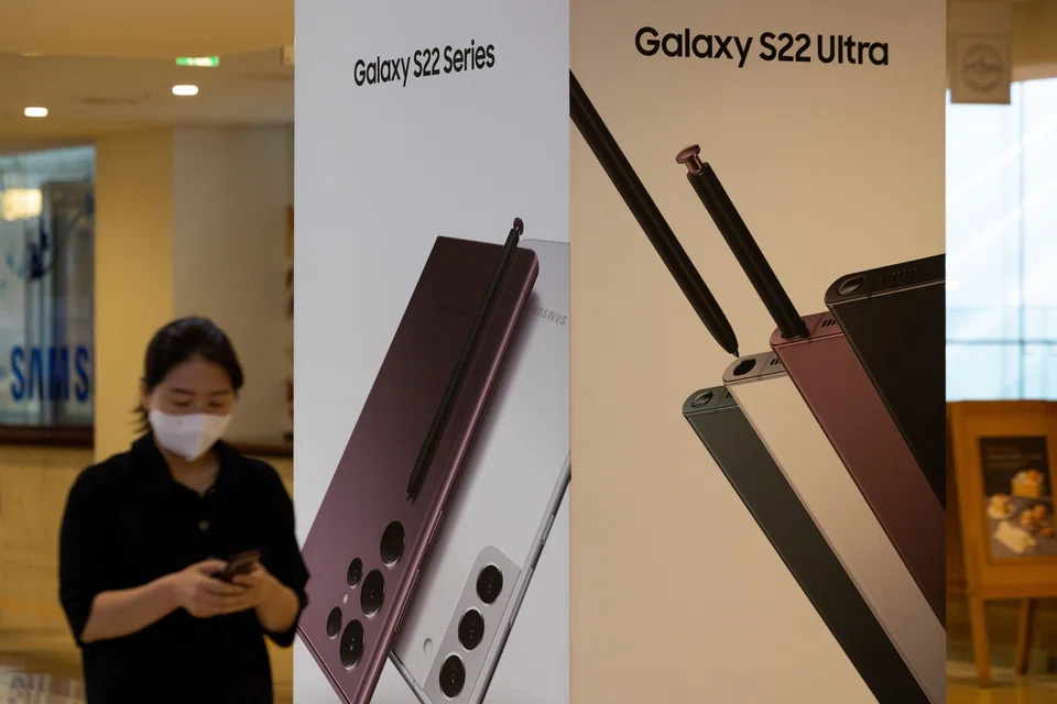 Samsung Electronics forecast 2022 second-quarter operating profits of about 14 trillion won (S$15 billion), up from 12.6 trillion won in the same quarter last year.