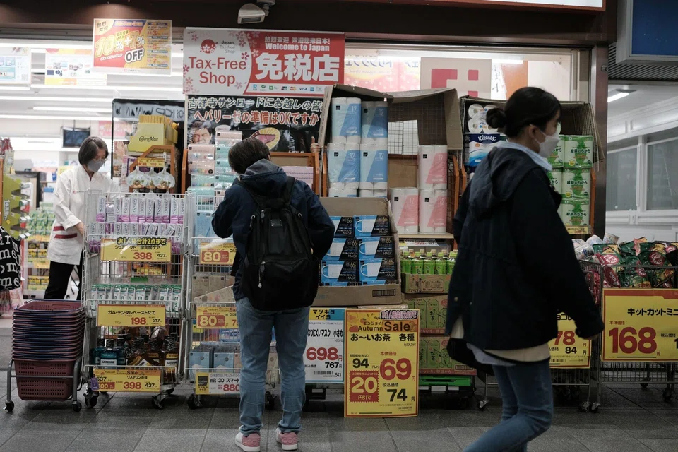 Household spending in Japan decreased 2.8 per cent in September from a year earlier, falling for seven months in a row, separate data on Tuesday showed, roughly in line with the median market forecast for a 2.7 per cent decline. 