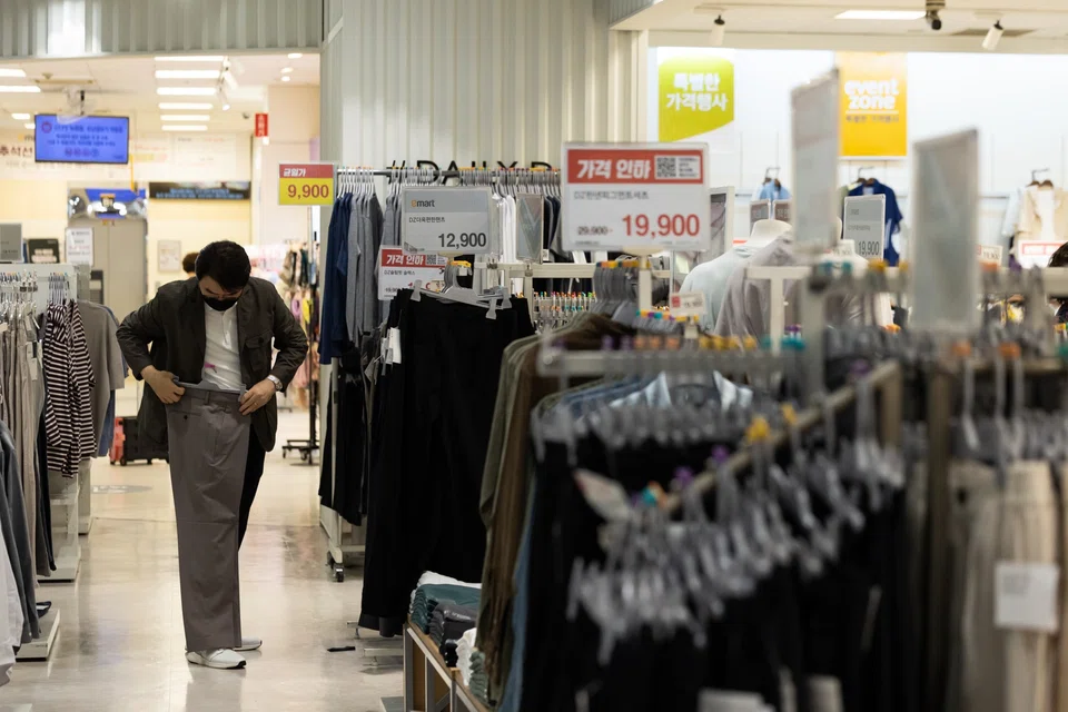 Slumping exports, slowing consumption and a shaky housing market are among the risks to the economy that are staying in the BOK’s hand. 