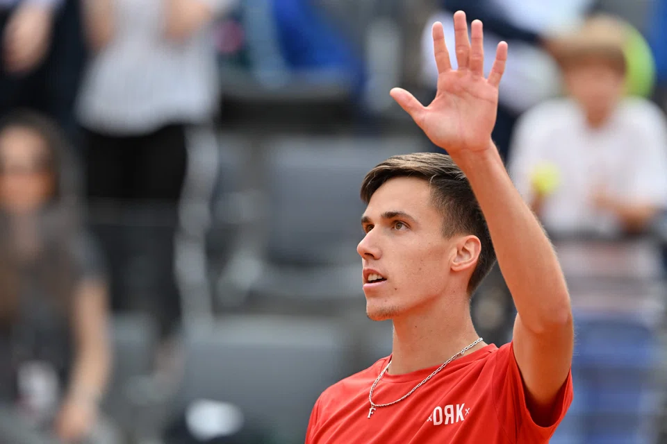 Hungary's Fabian Marozsan (top) beat Spain's Carlos Alcaraz during their third round match of the Men's ATP Rome Open tennis tournament at Foro Italico in Rome on May 15, 2023. 
