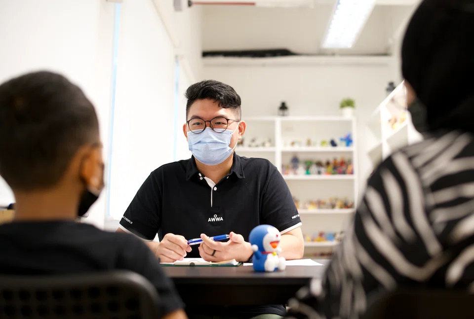 A social worker from AWWA Family Service Centre in a family session.