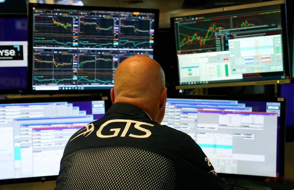 More than US$2 billion flood into the US$17 billion iShares iBoxx High Yield Corporate Bond ETF (ticker HYG) last week, according to data compiled by Bloomberg.