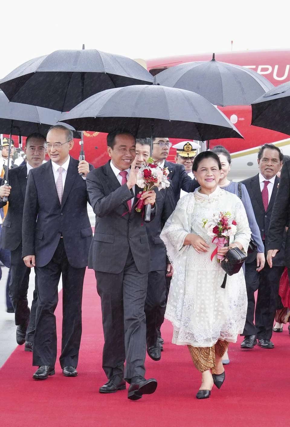 Indonesian President Joko Widodo and First Lady Iriana Widodo arrive in Chengdu, capital of southwest China's Sichuan Province, to attend the opening ceremony of the FISU World University Games.