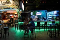 Entertainment venues, clubs and karaoke bars in Bangkok, Phuket, Pattya, Chiang Mai and Samui, popular tourist destinations, will be allowed stay open two extra hours until 4 AM.