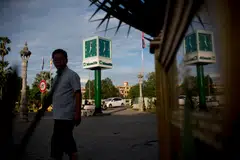 Manulife is shifting some property operations to Jones Lang LaSalle while it focuses on the investment side of the business.