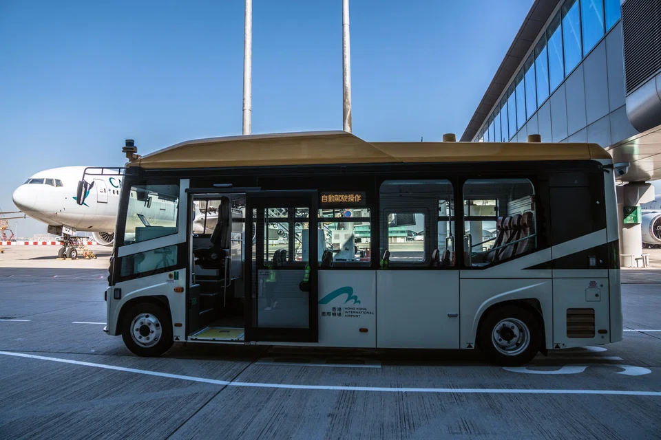 HKIA’s bus, a BYD J6 model, seats 14 passengers, features 10 cameras placed outside the vehicle from Uisee Technology (Beijing) and uses GPS locators to track its position. 