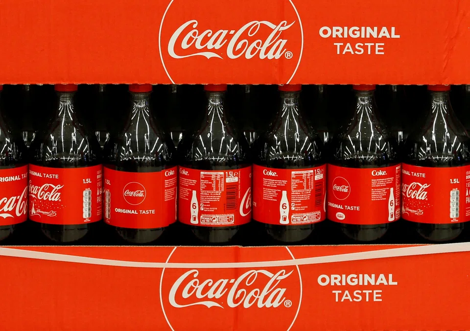 COCA-COLA beat quarterly revenue and profit expectations on Monday (Apr 25), helped by higher prices and a rebound in demand for its sodas at theaters and restaurants.