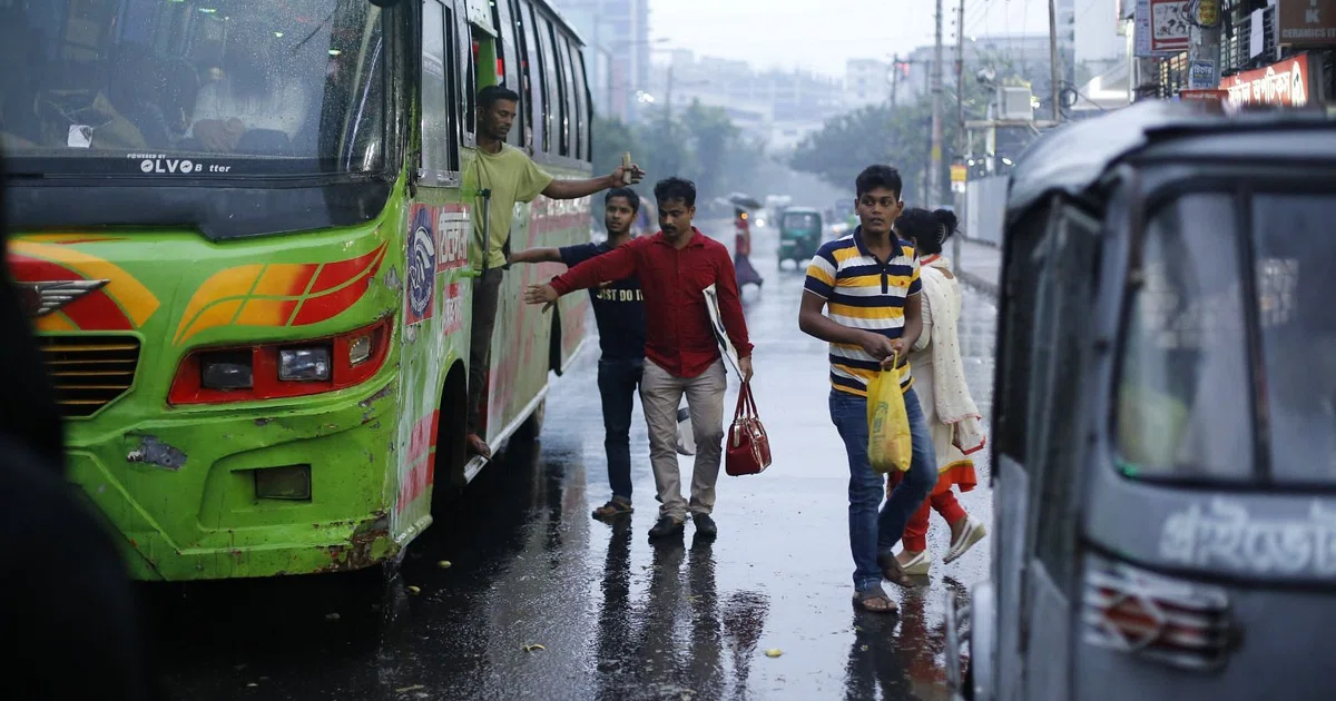 Hundreds of thousands evacuated as cyclone hits Bangladesh - The ...