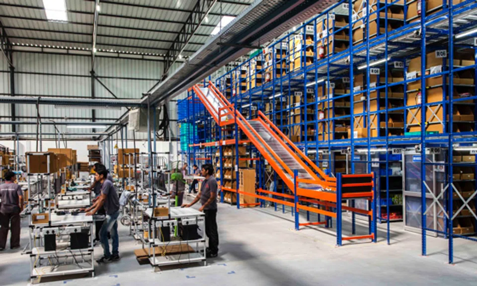 SoftBank-backed Indian logistics firm Delhivery climbed in early trading as investors brushed off rising global risks to support the nation’s second-largest initial public offering of the year in its market debut. 