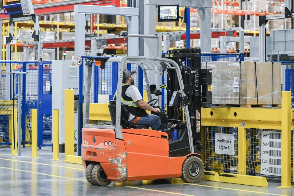 Canada central bank’s business outlook indicator falls to minus 3.5 in the third quarter, from minus 2.3 in the previous quarter. 