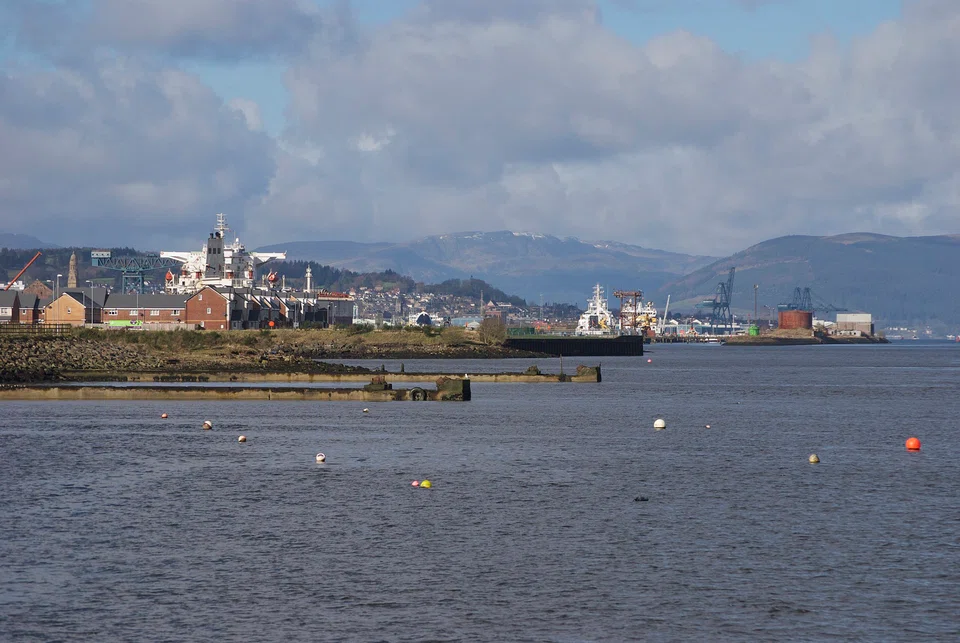 The Capesize market experienced a decline in rates as the week progressed, with a shift in sentiment due to a growing abundance of available vessels.