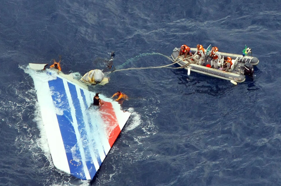 Brazilian navy divers recovering part of the tail section from the Air France A330 aircraft that crashed in midflight over the Atlantic ocean while flying from Rio de Janeiro to Paris on June 1, 2009.