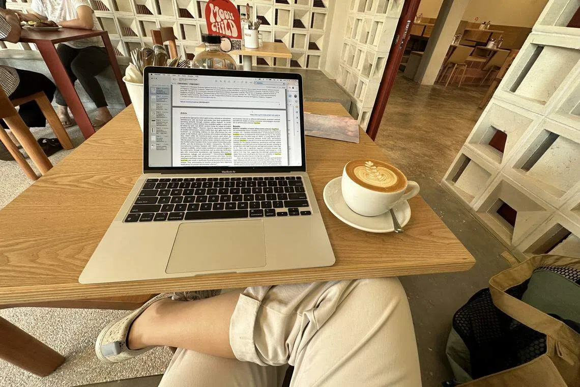 Professionals working in hybrid environments have the highest satisfaction levels, while those required to work on site are most likely to be job hunting.