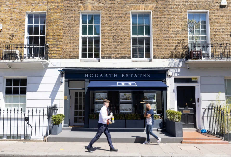 The UK’s housing market is showing signs of cooling after a period of exceptional price growth driven by the pandemic and accelerated by a sales tax holiday. Soaring inflation and rising interest rates are starting to limit buyers’ ability to service large mortgages, threatening to cool demand.