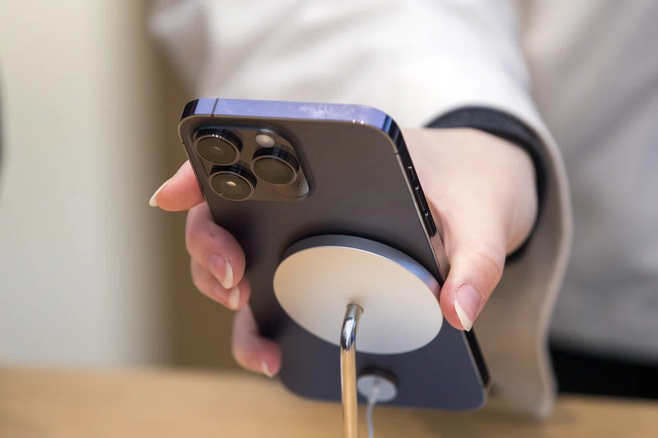 The latest iPhones went on sale last Friday (Sep 16), and some users took to social media to complain about the camera bug. 