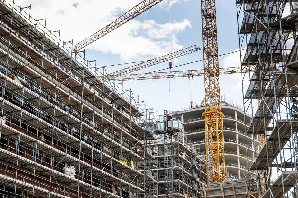 A slump in German property prices and a subsequent jump in loan-to-value ratios have spurred worries about refinancing, making real estate the worst-performing sector in Europe in the past year. 