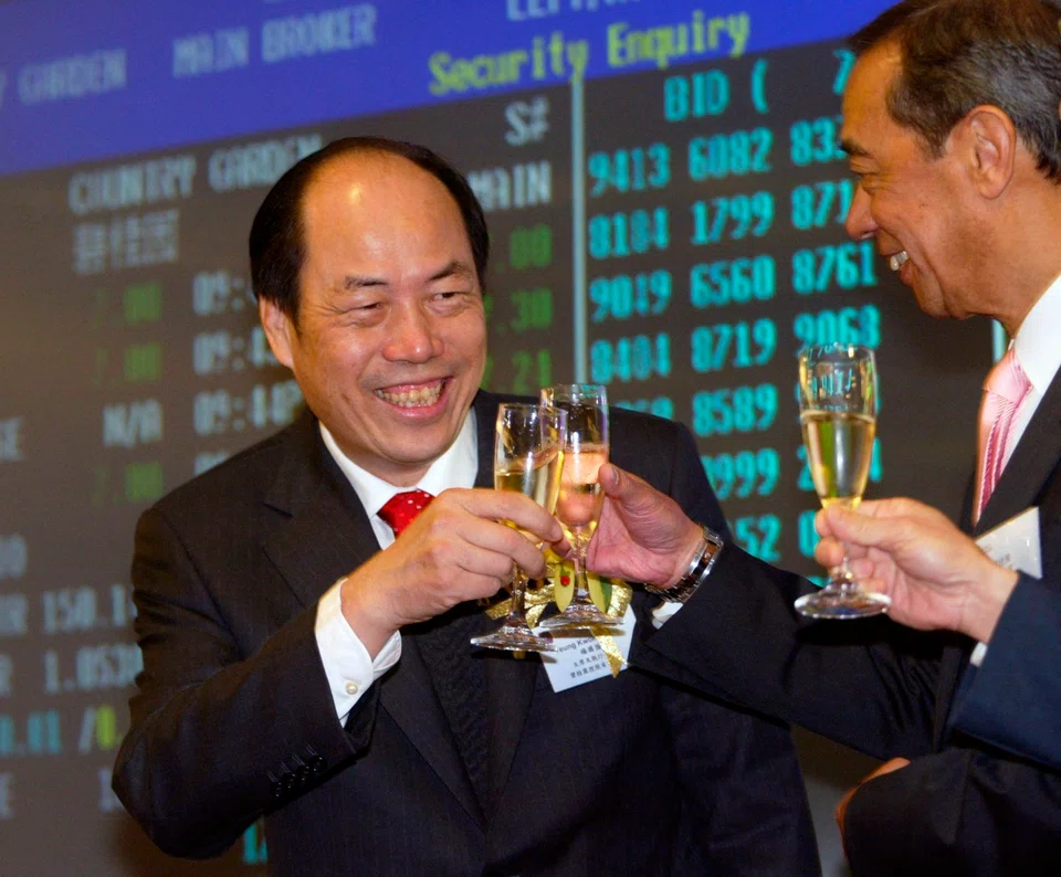 Throwback to April 2007, when Country Garden debuted on the Hong Kong Exchange, when company chairman
Yeung Kwok-keung (left) toasted Ronald Arculli, the exchange chairman. On Monday, Country Garden was the biggest percentage gainer on the Hang Seng Index.