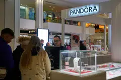 Pandora has been winning market share in an industry that’s contracting, with chief executive officer Alexander Lacik focusing on introducing new collections, including a fast-growing lab-grown diamond series.