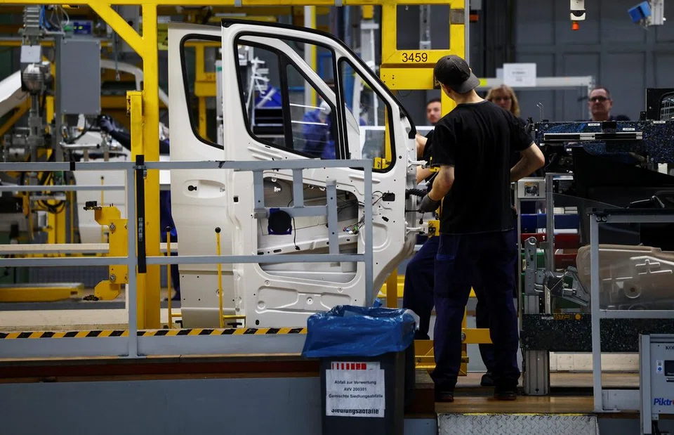 The office said the number of unemployed grew by 4,000 in seasonally adjusted terms to 2.719 million. 