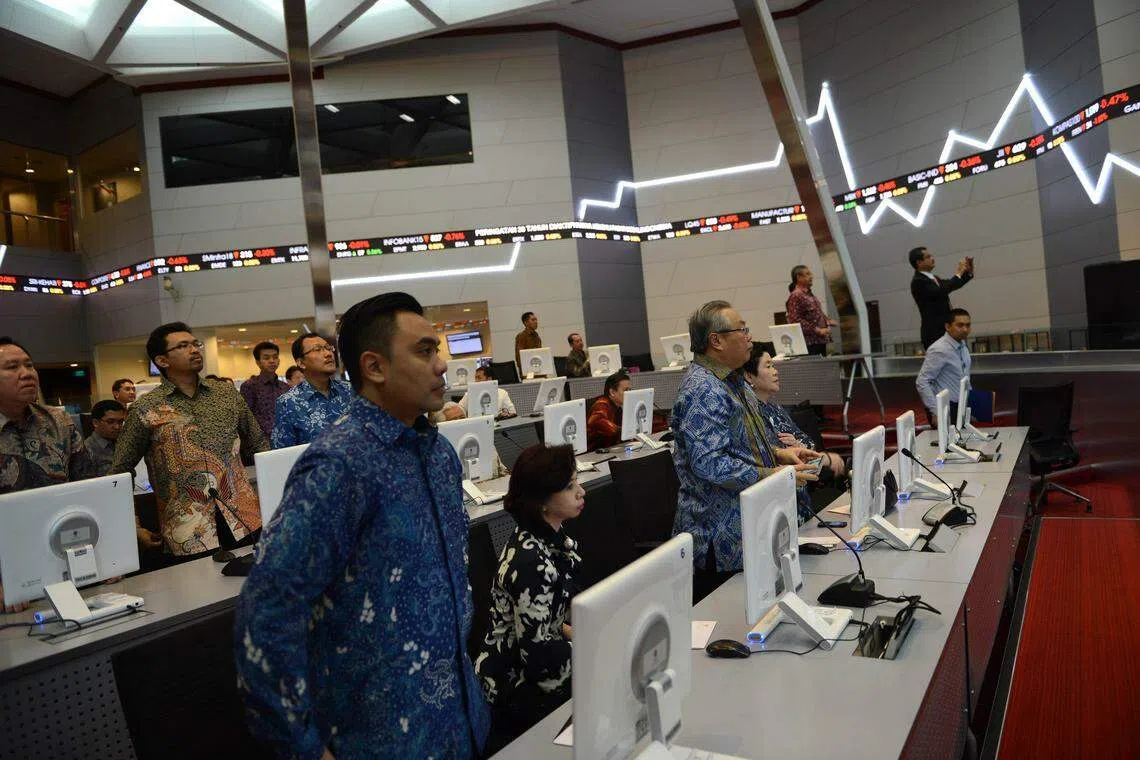 Indonesia stock index falls 2% to its lowest since March 2014