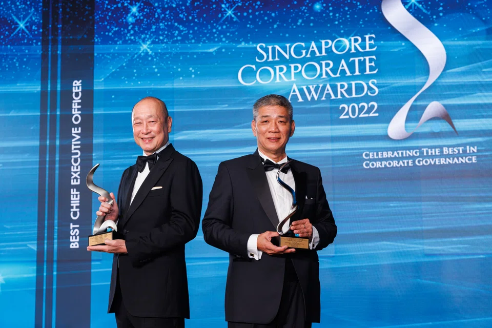 Best Chief Executive Officer award winners, Wee Ee Cheong (left) of UOB (market cap above S$1 billion) and Sim Wing Yew of Vicom (market cap S$300 million to S$1 billion).