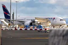An LATAM Airlines 787 plane, which was heading from Sydney to Auckland on Monday, dropped abruptly before stabilising, causing those on board to be thrown about the cabin. 