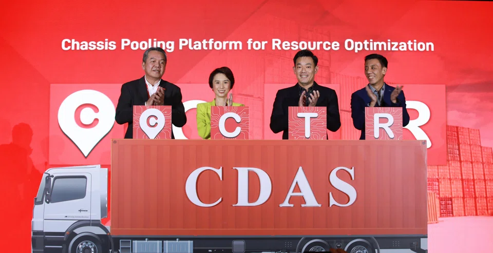 Launch of the new container tracking system on Friday (Sep 30) by (left to right) Peter Ho, president of CDAS; Low Yen Ling, Minister of State for Trade and Industry; Ricky Loo, deputy president of CDAS; Jeffrey Siow, managing director and chief operating officer of Enterprise Singapore. 