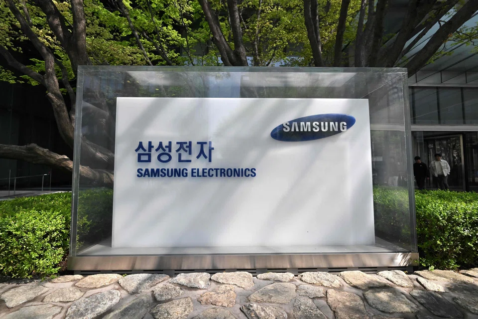 Samsung said on Friday (Apr 7) it would cut production to a “meaningful level” after reporting its smallest profit in more than a decade. 