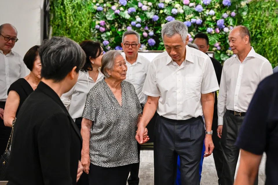PM Lee Hsien Loong with Wee Cho Yaw's  wife Chuang Yong Eng at the late banker's wake on Sunday (Feb 4). 