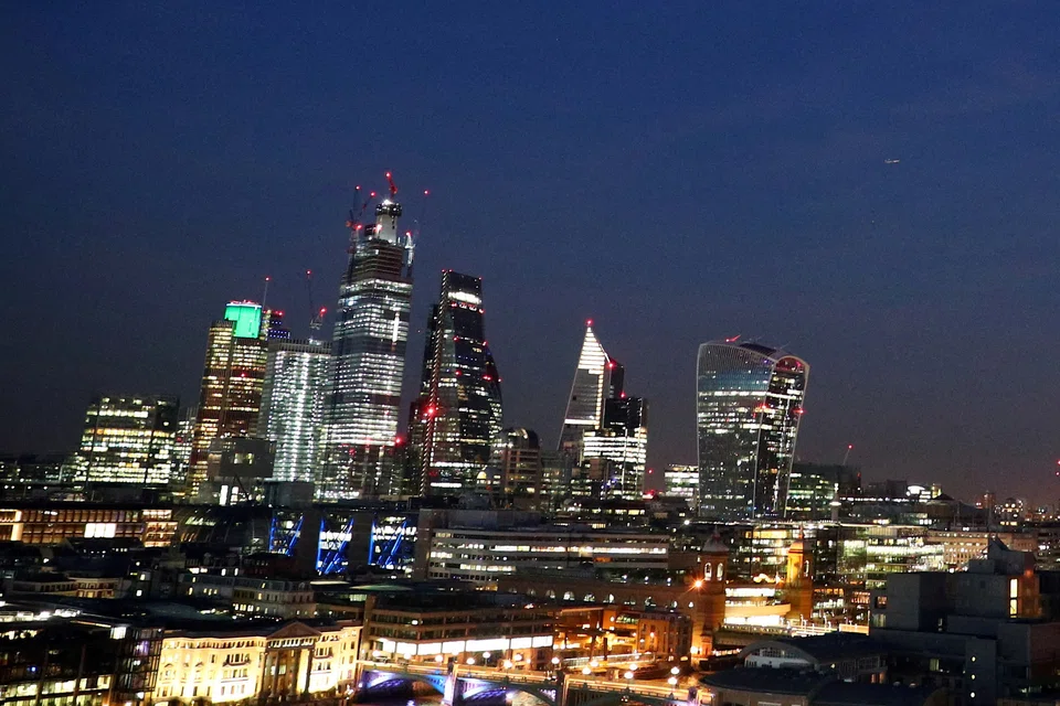 The final reading of S&P Global UK Services Purchasing Managers’ Index (PMI) falls in September to 49.3 from 49.5 in August, falling further below the 50 threshold for growth.