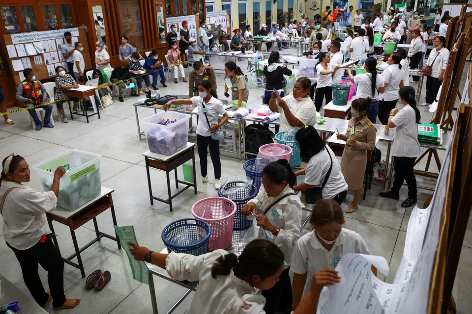 A pre-election poll by the National Institute of Development Administration shows the Pheu Thai party winning between 164 and 172 seats, the most of any party. 