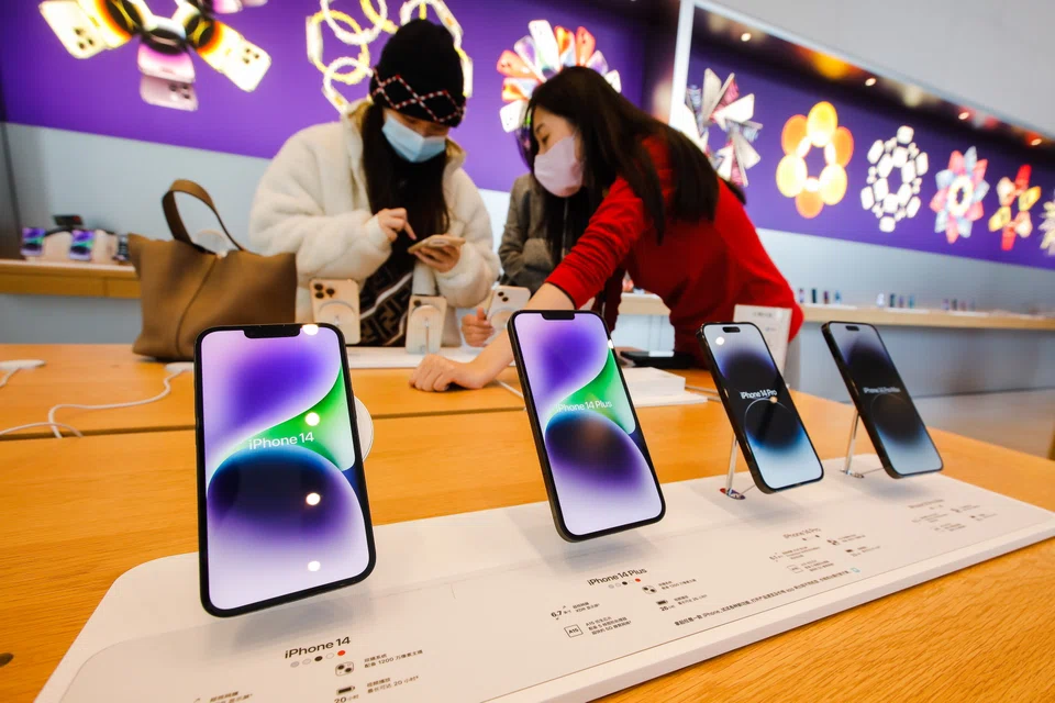 Under the update to the AirDrop function, users of smartphones sold by Apple in China can only opt in to receive files from non-contacts during a 10-minute window before it automatically shuts off. 