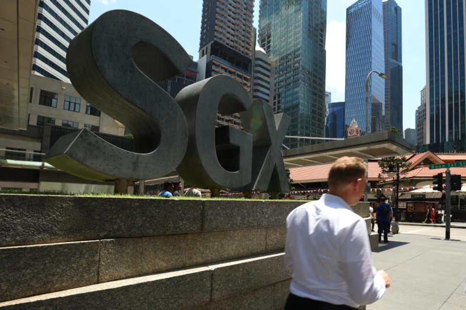 Losers outnumber gainers 359 to 255 on the local bourse, as 1.3 billion securities worth S$1 billion change hands. 