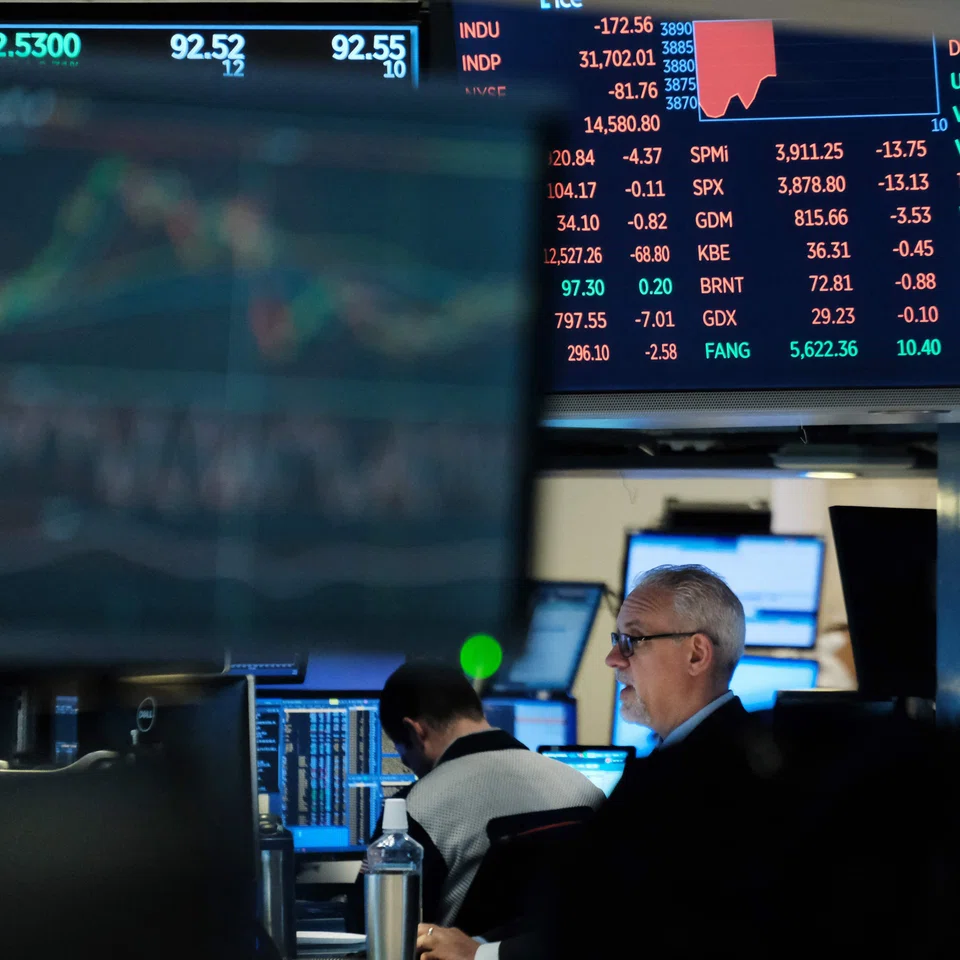 NEW YORK, NEW YORK - MARCH 16: Traders work on the floor of the New York Stock Exchange (NYSE) on March 16, 2023 in New York City. Stocks fell again in morning trading as investors continue to show concerns over the stability of global banks following the collapse last week of Silicon Valley Bank.   Spencer Platt/Getty Images/AFP (Photo by SPENCER PLATT / GETTY IMAGES NORTH AMERICA / Getty Images via AFP)