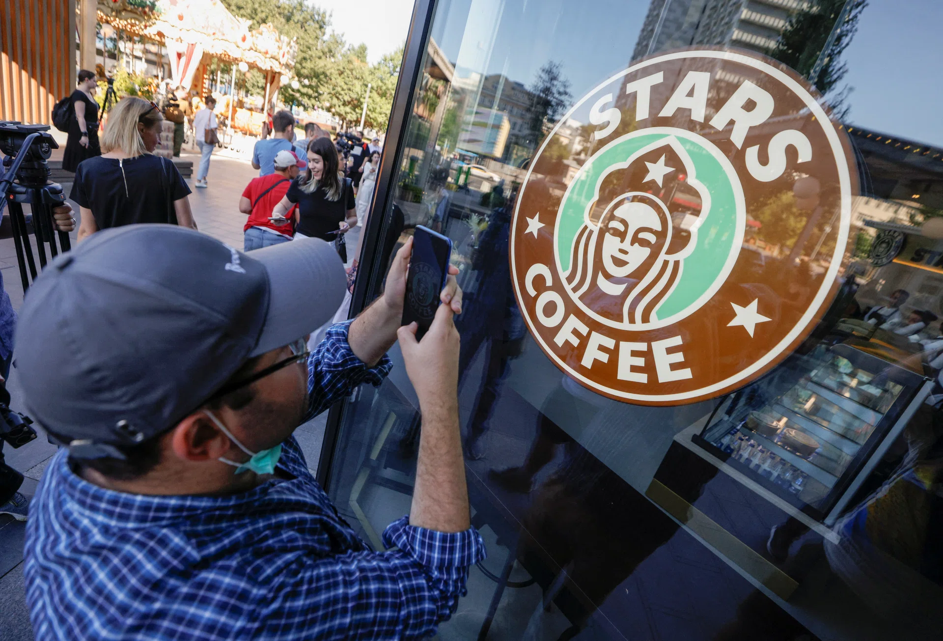 Restaurateur and rapper duo to reopen former Starbucks coffee shops in ...