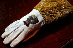 During the ceremony, the glove is placed onto the right hand of the monarch during the ceremony as a reminder that the sovereign should exercise gentleness in raising taxes.