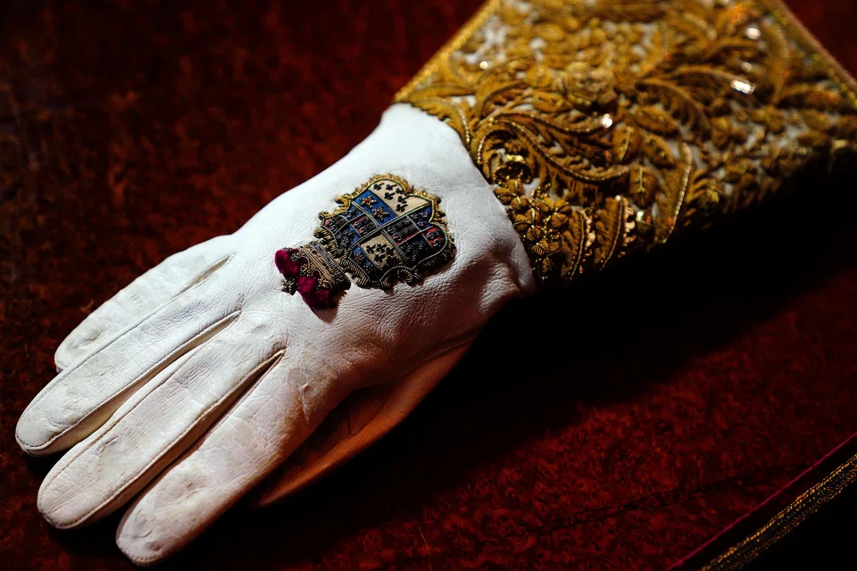 During the ceremony, the glove is placed onto the right hand of the monarch during the ceremony as a reminder that the sovereign should exercise gentleness in raising taxes.