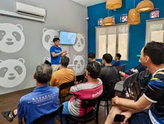  Chiam Sheng Shi from Endowus conducting a financial literacy course to delivery partners from foodpanda.