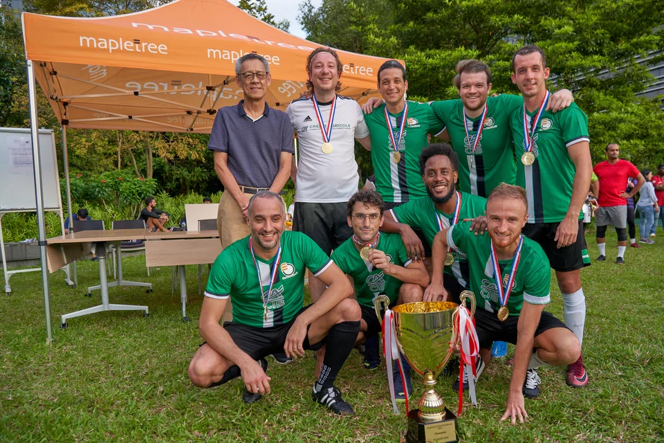 Cheah Kim Teck (first from left, back row), board member, Mapletree Investments with the champion team from
Credit Agricole Corporate & Investment Bank who won the Mapletree Futsal Challenge 2022.