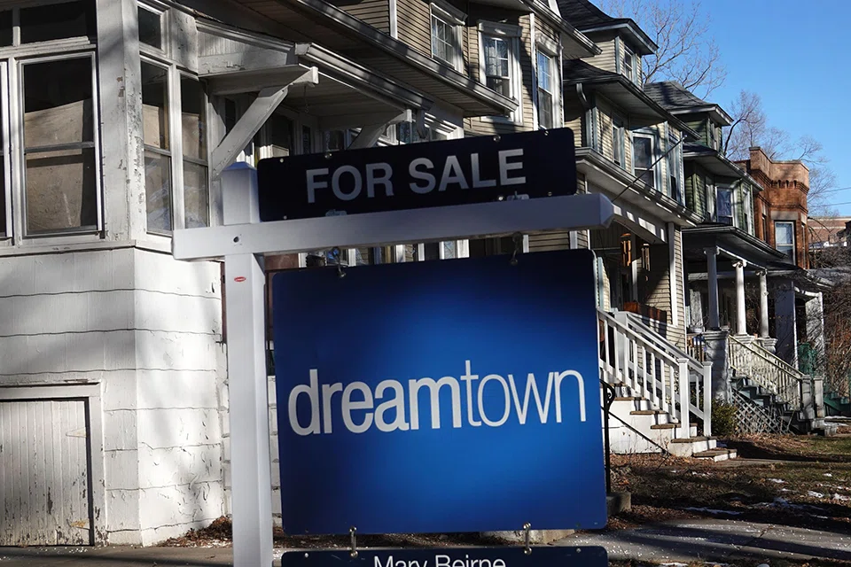 Contract closings decreased 2.7 per cent in March from the prior month to an annualised 5.77 million, figures from the National Association of Realtors showed Wednesday.